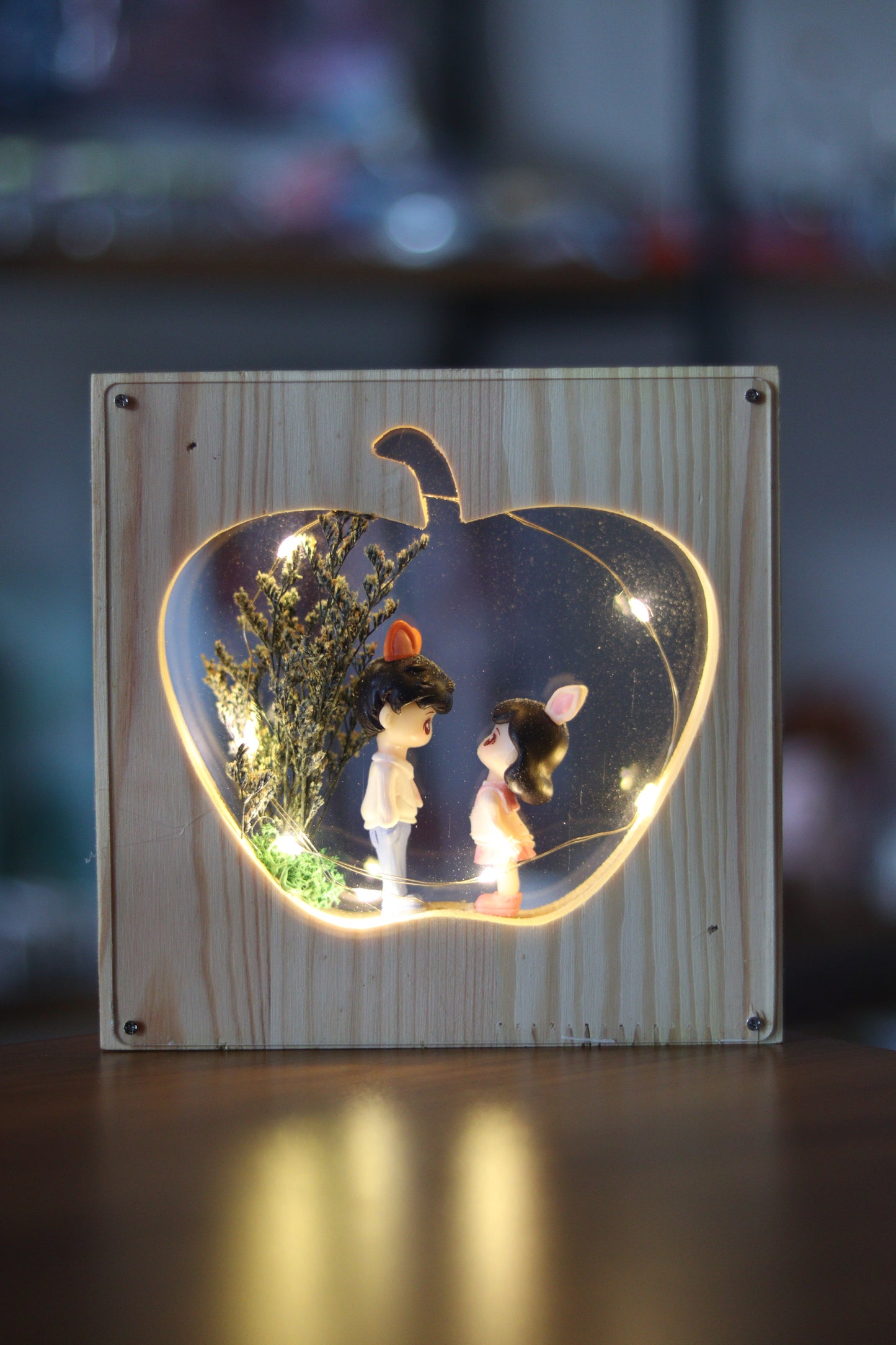 Apple-Shape Love LED Wooden Frame – Romantic Couple Figurine with Warm Fairy Lights | Aesthetic Table & Wall Décor Gift | Onebest